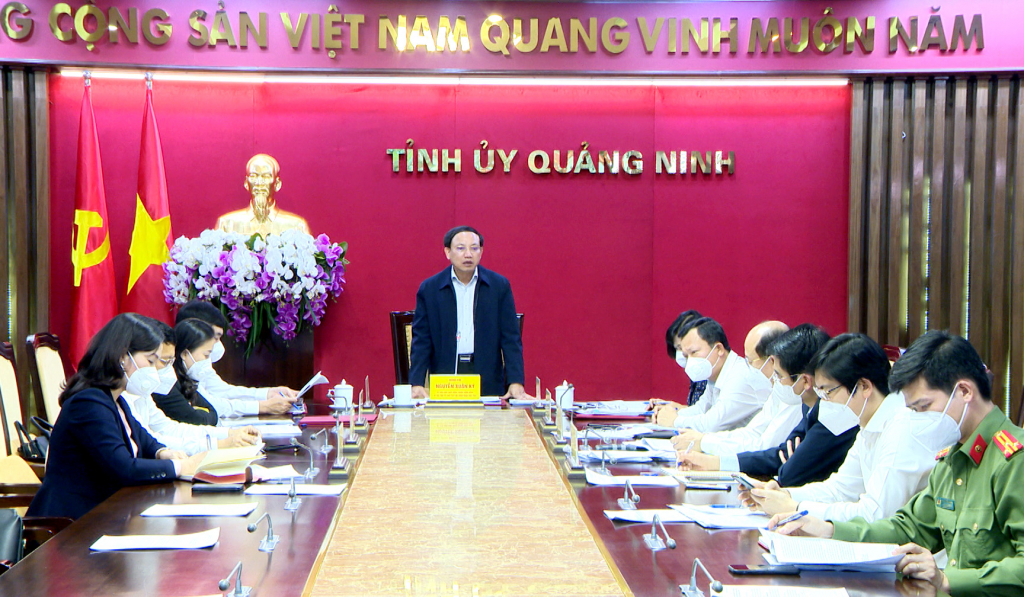 Đồng chí Nguyễn Xuân Ký, Ủy viên Trung ương Đảng, Bí thư Tỉnh ủy, Chủ tịch HĐND tỉnh, kết luận cuộc họp.