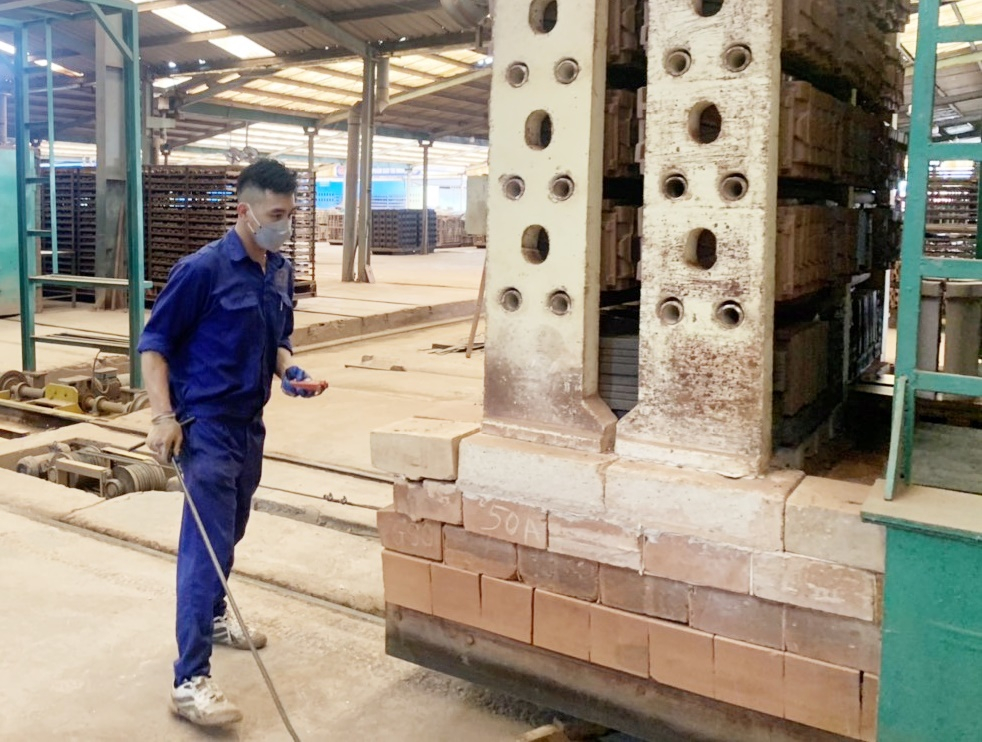 Công nhân vận hành goòng xếp sản phẩm đã được chuyển đổi cải tiến trước khi cho vào lò nung tại Công ty CP Gạch ngói Đất Việt (TX Đông Triều).