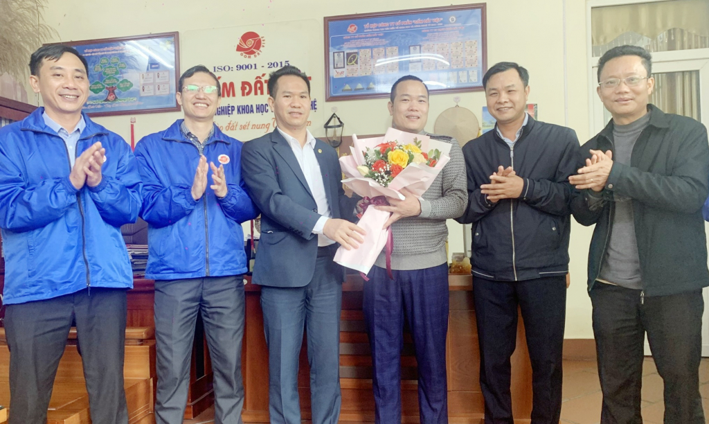 Ông Đồng Đức Cương, Phó Tổng Giám đốc Công ty, Giám đốc Xí nghiệp gạch ngói Tràng An (người đứng thứ 3 từ phải vào) được lãnh đạo Công ty CP Gạch ngói Đất Việt tặng hoa chúc mừng thành công của sáng kiến, năm 2021.