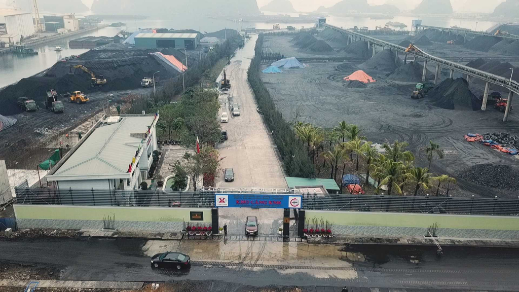 Công trình - Tường rào chắn bụi Kho cảng Km6 tạo cảnh quan Xanh - Sạch - Đẹp trên tuyến đường bao biển Hạ long - Cẩm Phả.  Ảnh: Duy Tâm (CTV)