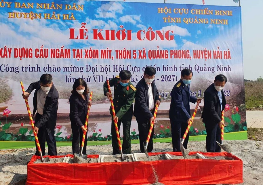 UBND huyện Hải Hà phối hợp với Hội CCB tỉnh Quảng Ninh khởi công xây dựng công trình cầu tràn vượt lũ xóm Trại Mít, thôn 5, xã Quảng Phong.