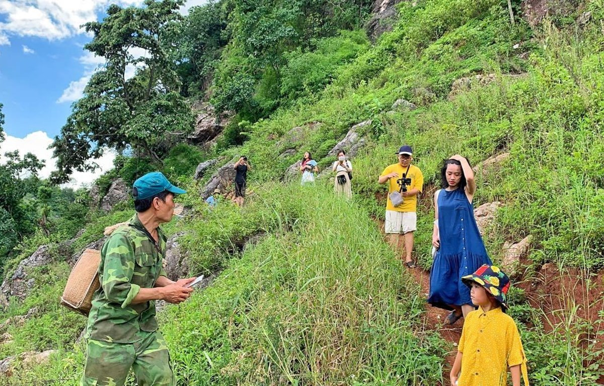 Người dân địa phương cũng tham gia hoạt động dẫn tour trong giai đoạn du lịch khủng hoảng nhân sự. (Ảnh: Mai Mai/Vietnam+)