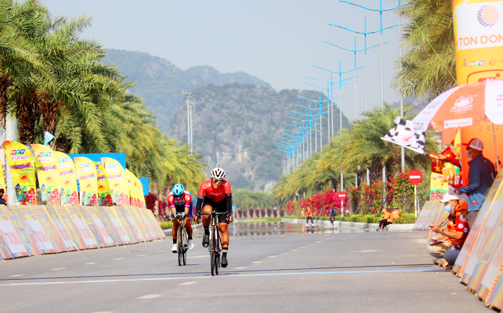 Racers speed up on the exquisite coastal road in Ha Long city.