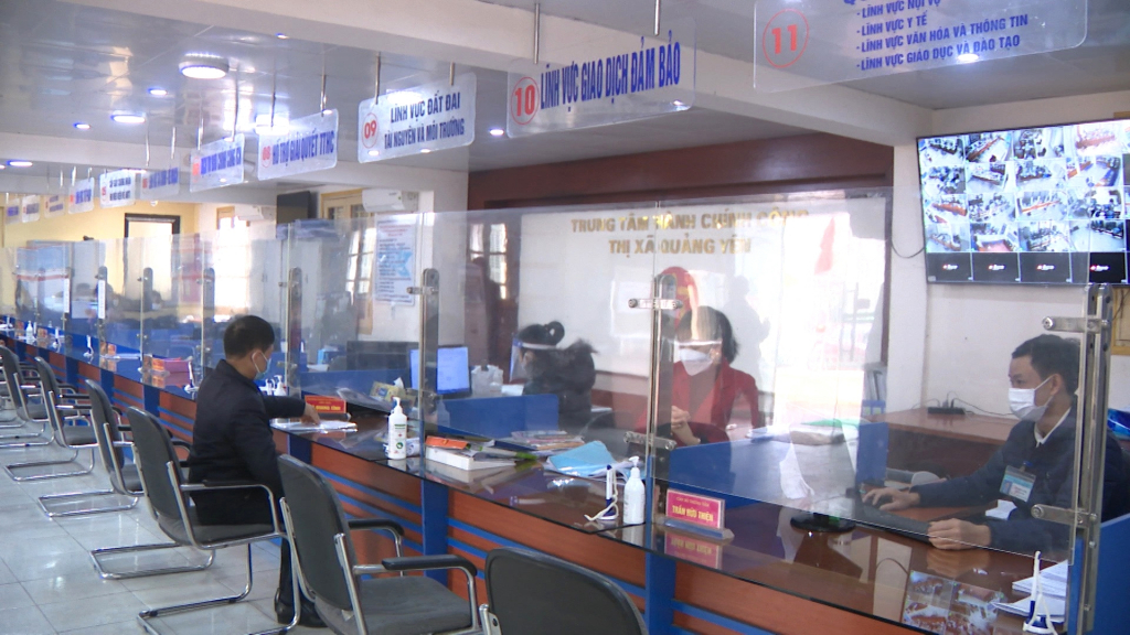 Người dân thực hiện các thủ tục hành chính tại Trung tâm hành chính công TX Quảng Yên.