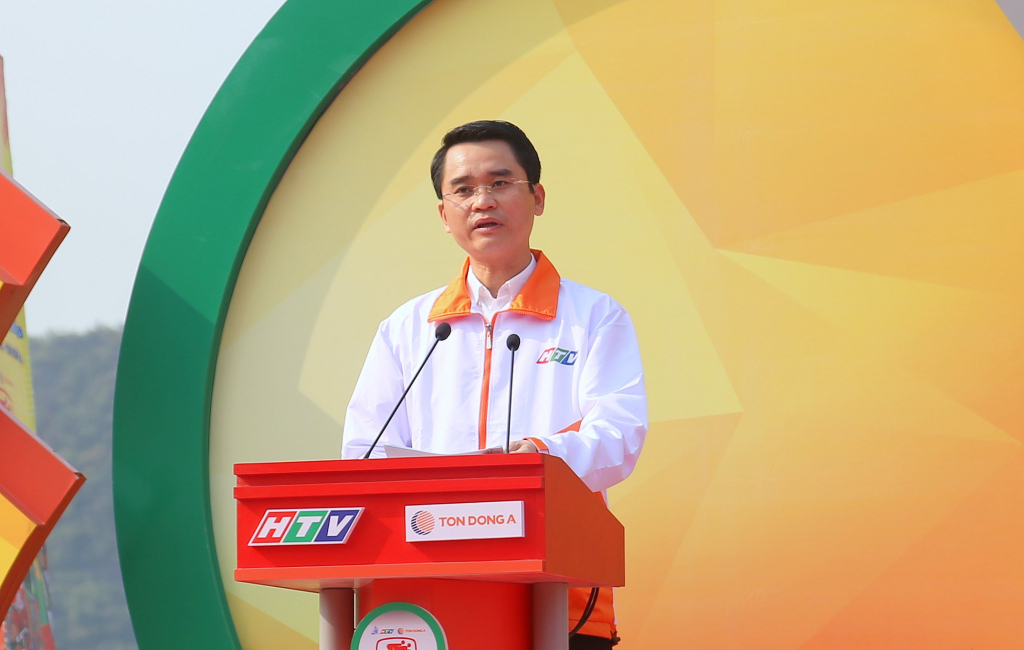 Vice Chairman of the provincial People's Committee, Nguyen Van Thanh, delivered a speech to welcome the race held in Quang Ninh for the first time.