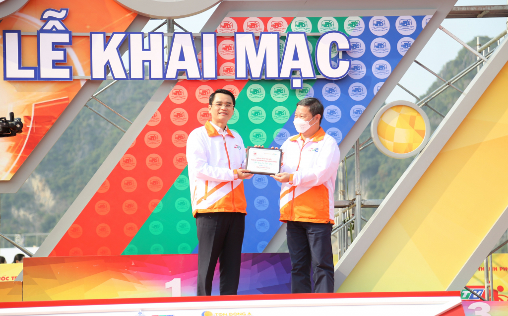 The Organizing Committee awarded a medal to Quang Ninh province in order to appreciate the province's contributions to the Race.