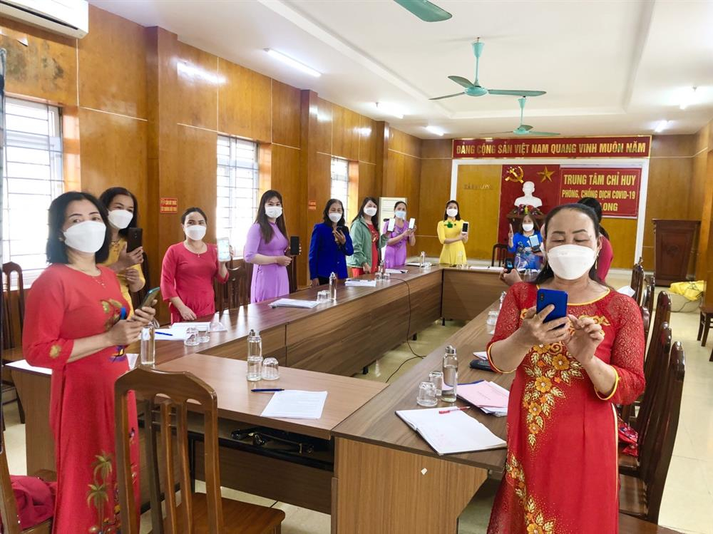 Ban Chấp hành Hội LHPN xã Hạ Long (huyện Vân Đồn) hưởng ứng phong trào nhắn tin ủng hộ chương trình “Đồng hành cùng phụ nữ biên cương”.