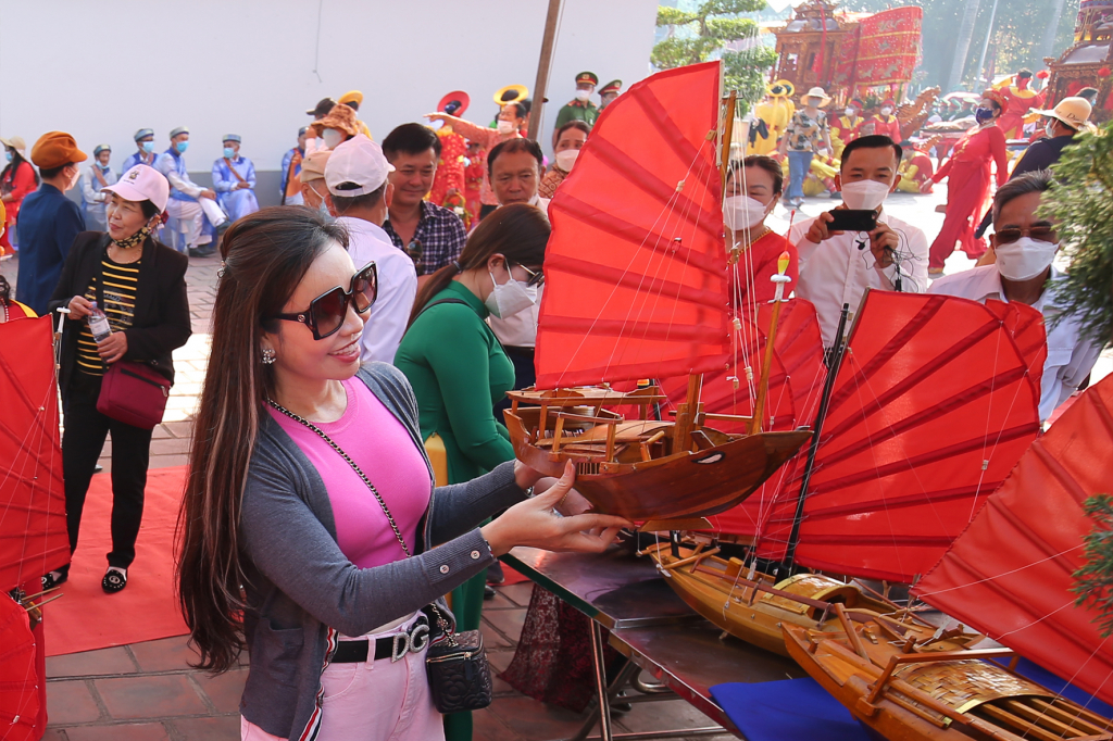 Du khách tham quan khu triển lãm thuyền buồm ba vách cánh dơi - một sản phẩm đặc trưng của Quảng Yên lần đầu trưng bày tại lễ hội. Ảnh: Dương Văn Toàn