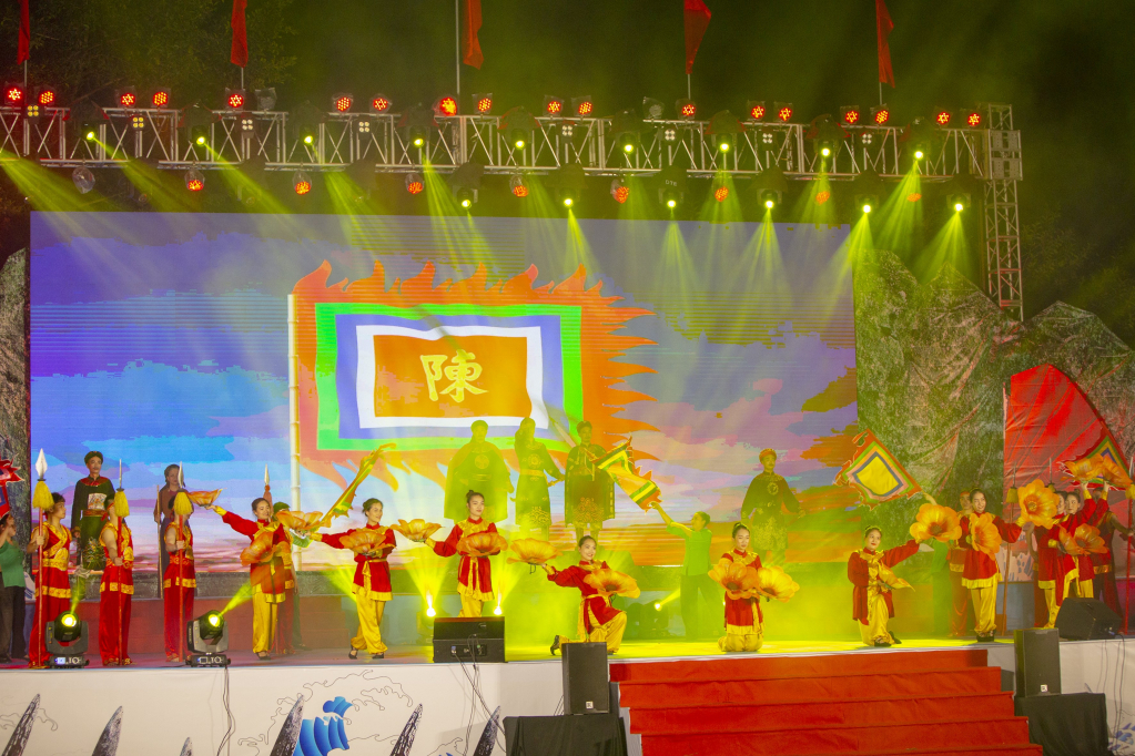 Trước đó, đêm 6/4 đã diễn ra chương trinh nghệ thuật chào mừng lễ hội. Ảnh: Nguyễn Long Giang