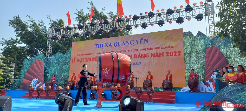 Ông Hồ Văn Vịnh, Bí thư Thị ủy Quảng Yên gióng trống khai hội Bạch Đằng năm 2022.