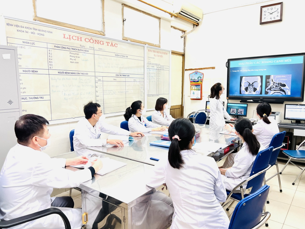 Bác sĩ Đỗ Huyền Trang trình bày về nghiên cứu “Ứng dụng hệ thống định vị ba chiều Brainlab Curve trong phẫu thuật nội soi mũi xoang tại bệnh viện đa khoa tỉnh Quảng Ninh”.