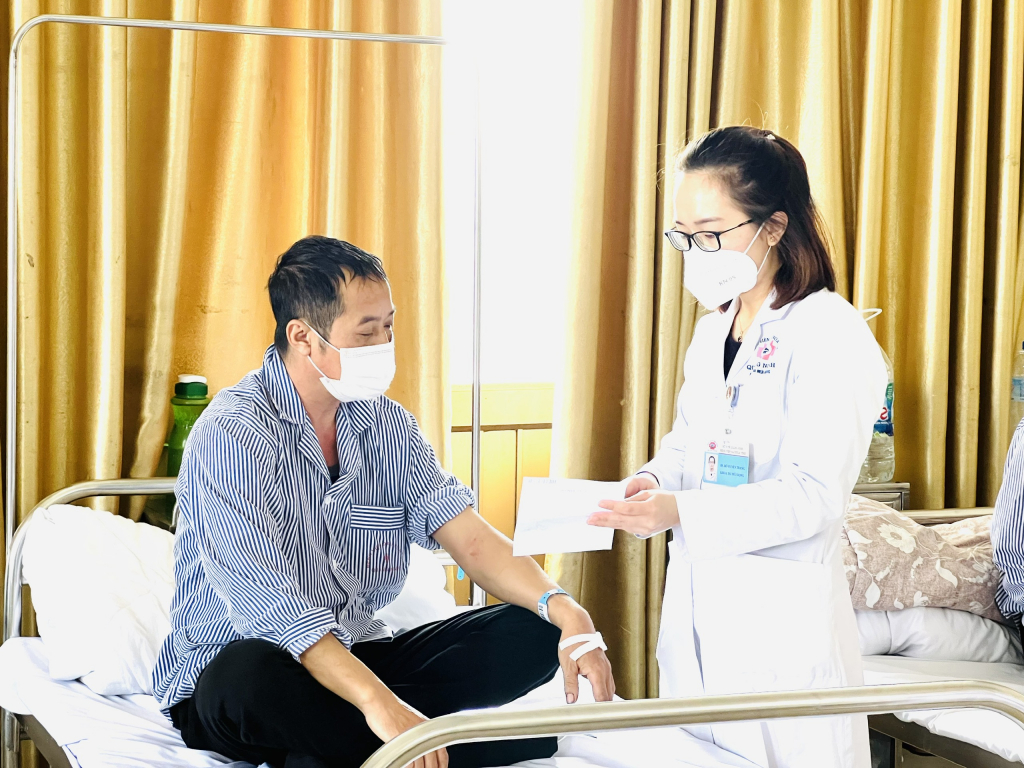 ... và tư vấn cách dùng thuốc cho bệnh nhân sau khi phẫu thuật.