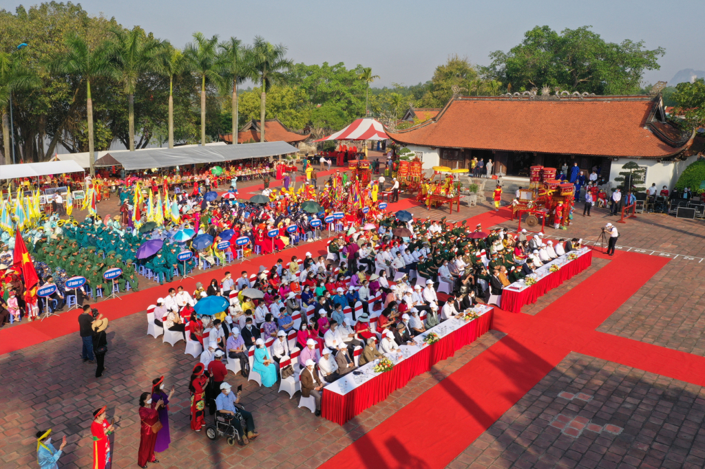 The center of the festival is the area of Tran Hung Dao temple and Vua Ba temple.