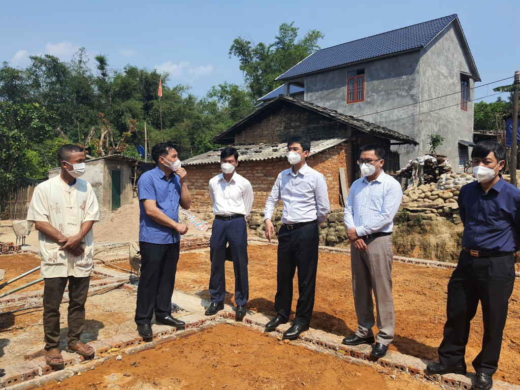 Đồng chí Pham Văn Thành kiểm tra công tác hỗ trợ nhà ở cho người dân thôn Mạ Chạt, xã Vô Ngại.