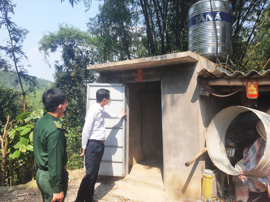 Đồng chí Phạm Văn Thành kiểm tra công trình nhà tiêu hợp vệ sinh mà huyện Bình Liêu vận động, hỗ trợ người dân xây dựng.