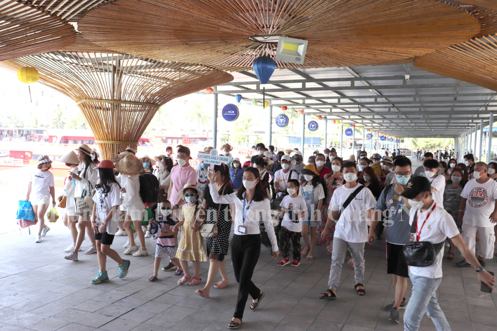 Nhiều đoàn khách từ các tỉnh, thành lân cận đến tham quan Vịnh Hạ Long. 