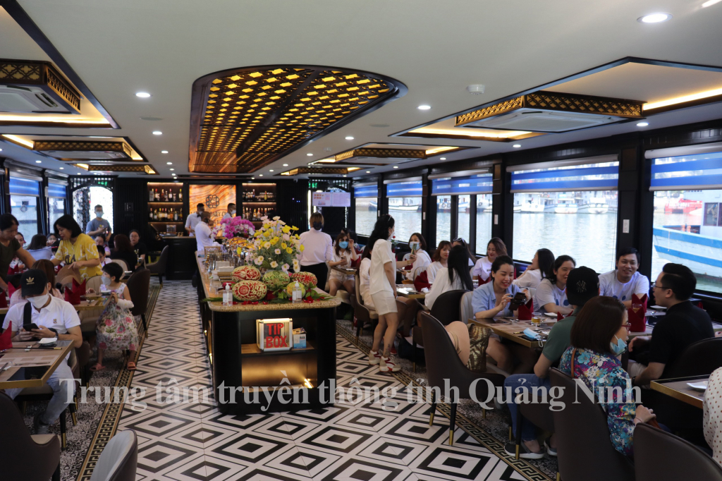 Dịch vụ tàu nhà hàng thu hút nhiều du khách đến trải nghiệm. 