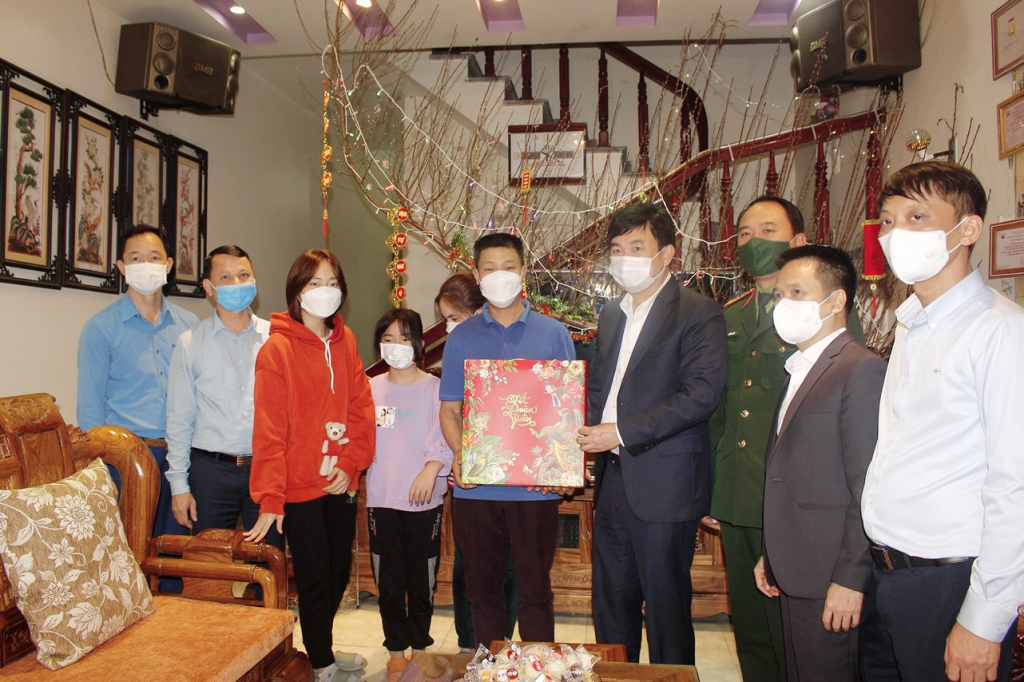 Gia đình anh Bùi Văn Nhất, Công ty cổ phần than Hà Lầm vinh dự được lãnh đạo tỉnh thăm và tặng quà dịp Tết nguyên đán 2022.
