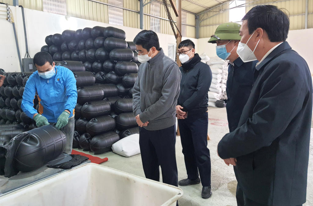 Mục tiêu của tỉnh Quảng Ninh đặt ra là chuyển đổi hoàn toàn phao xốp trong NTTS sang phao nổi HDPE trong năm 2022 này. Trong ảnh PCT UBND tỉnh Phạm Văn Thành kiểm tra một cơ sở sản xuất phao nổi tại huyện Vân Đồn. 