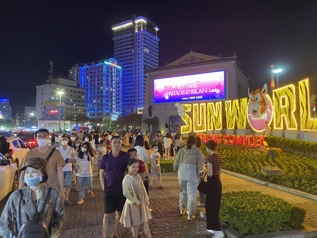 Trước cửa công viên Sun World Hạ Long Complex cũng đông nghẹt khách đến tham quan, chụp ảnh. 