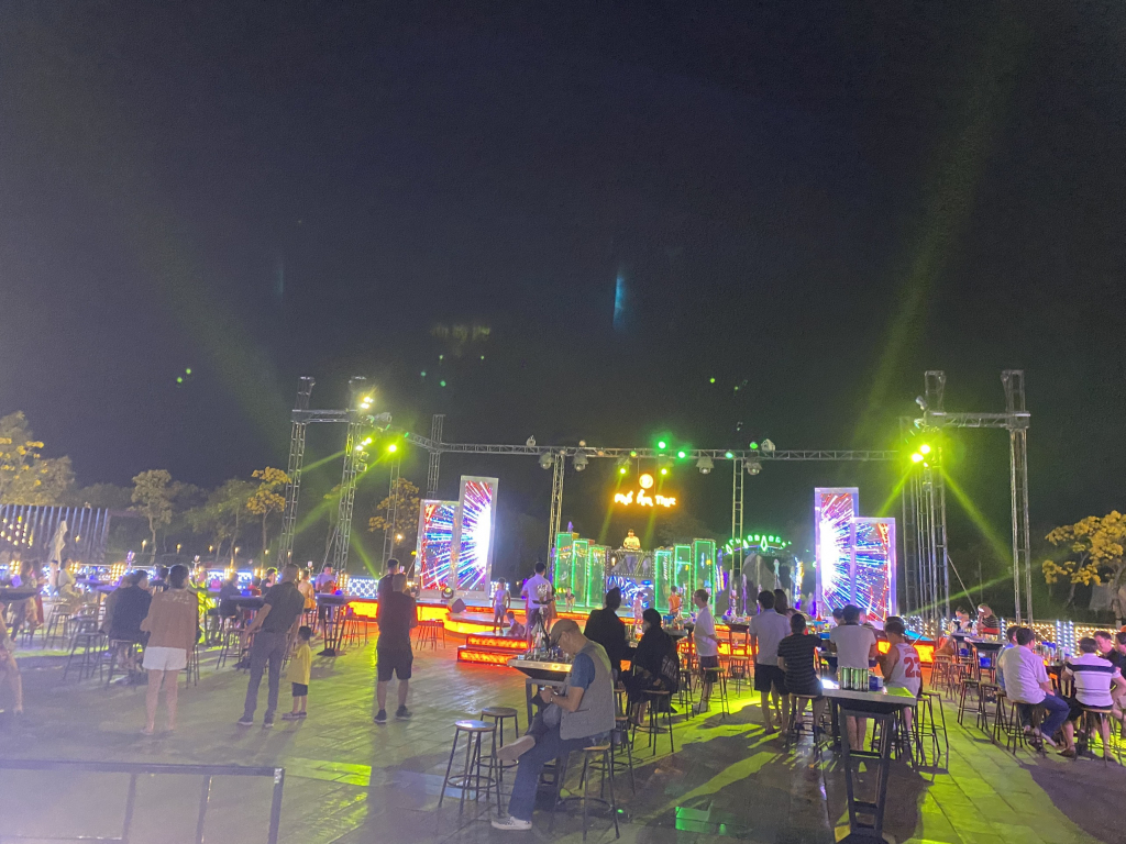Du khách thưởng thức bữa tiệc âm nhạc tại quảng trường Sun Carnival.