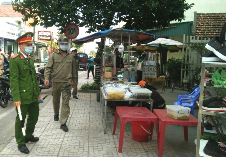 Các lực lượng chức năng huyện Hải Hà thu, dẹp các quán ăn,uống lẫn chiếm vỉa hè, không đảm bảo ATTP .