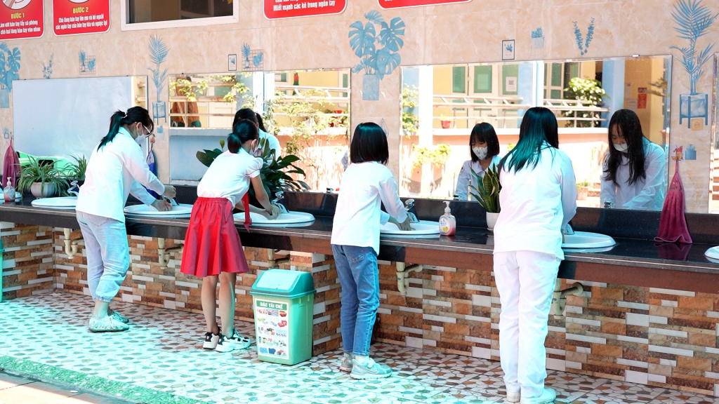 Học sinh trường Tiểu học Quang Trung (TP Hạ Long) thực hiện vệ sinh cá nhân sau giờ ra chơi.ng Trung thực hiện vệ sinh cá nhân sau giờ ra chơi.