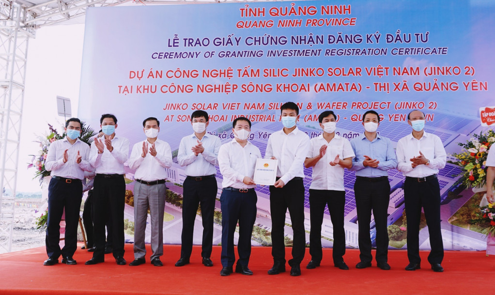 Lãnh đạo BQL Khu Kinh tế tỉnh trao giấy chứng nhận đăng ký đầu tư cho đại diện Công ty TNHH Công nghệ Jinko Solar Việt Nam, ngày 9/9/2021.
