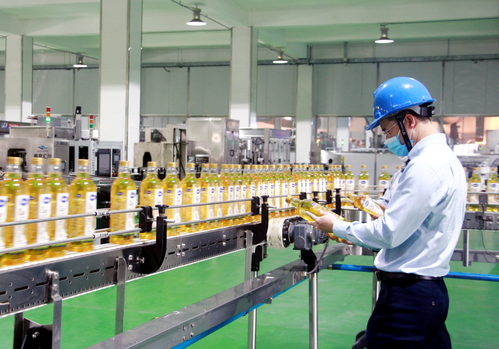 Sản xuất dầu ăn tại Công ty TNHH Dầu thực vật Cái Lân.