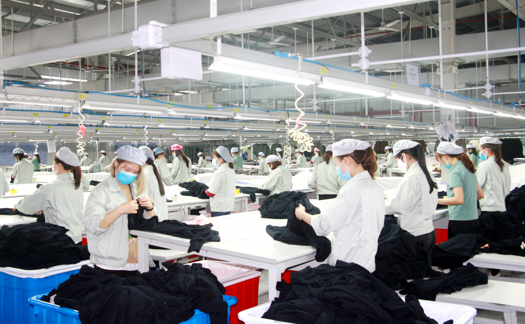 Sản xuất dệt may tại Công ty TNHH May mặc Hoa Hợi Đạt Việt Nam tại KCN Cảng biển Hải Hà. Ảnh: Mạnh Trường