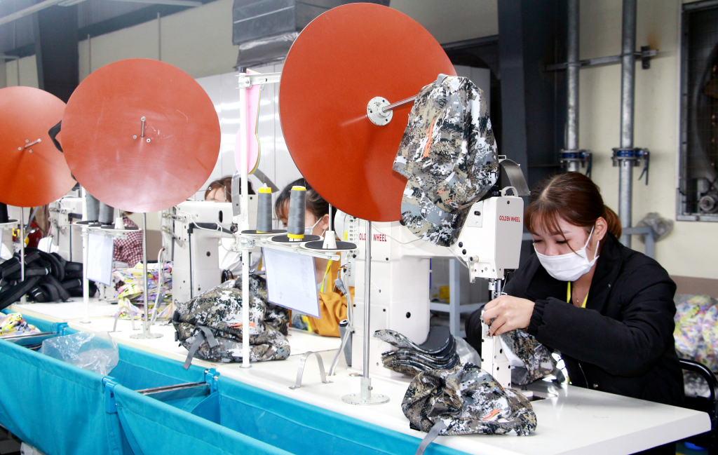 Sản xuất mũ xuất khẩu tại Công ty TNHH Dệt may Weitai Hạ Long tại KCN Việt Hưng. Ảnh: Mạnh Trường