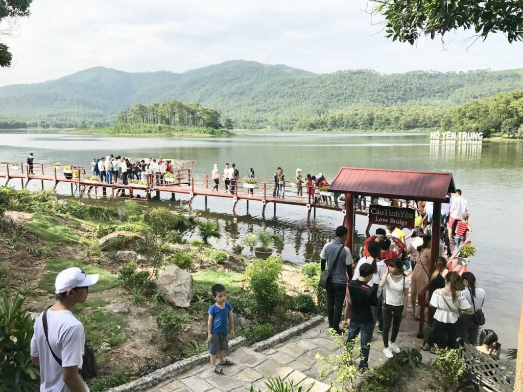 Quang cảnh tại hồ Yên Trung (Uông Bí).