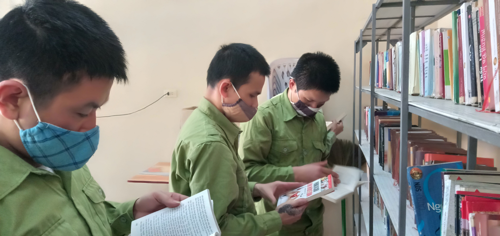 Học viên Cơ sở cai nghiện ma túy tỉnh Quảng Ninh lựa chọn sách.