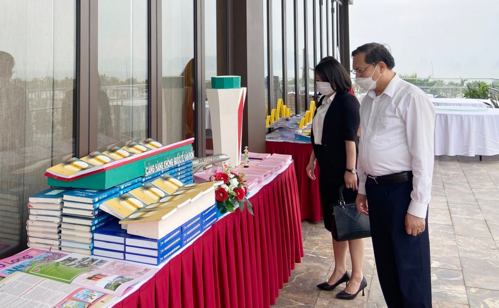 Thư viện tỉnh trưng bày sách báo tại FLC Hạ Long.