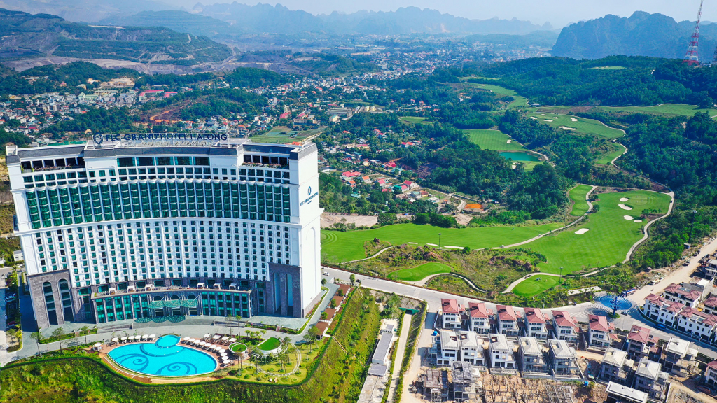 Khu nghỉ dưỡng FLC Luxury Hạ Long là một tổ hợp nghỉ dưỡng 5 sao bao gồm sân golf, biệt thự, khách sạn và tiện ích đỉnh cao. Ảnh: Hùng Sơn.