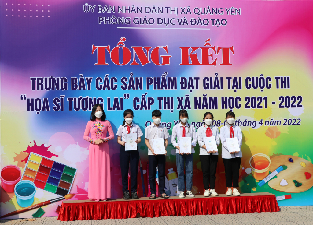 Lãnh đạo Phòng Giáo dục - Đào tạo thị xã Quảng Yên trao giải nhất cho 5 em học sinh đạt giải Cuộc thi.