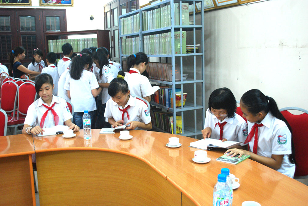Học sinh đến đọc sách tại Thư viện Sách văn học Bái Tử Long, phường Cẩm Thành, TP Cẩm Phả