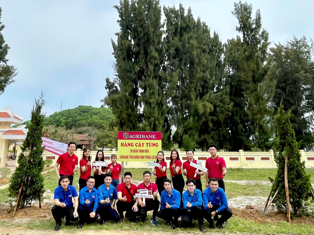 ĐVTN Agribank Quảng Ninh tham gia hoạt động trồng cây tại Khu di tích lưu niệm Bác Hồ, xã Ngọc Vừng (huyện Vân Đồn).