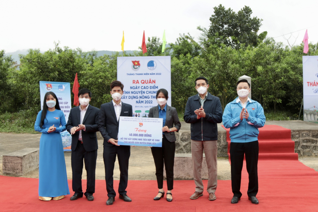 Thành Đoàn Móng Cái, Huyện Đoàn Bình Liêu trao hỗ trợ kinh phí 40 triệu đồng 