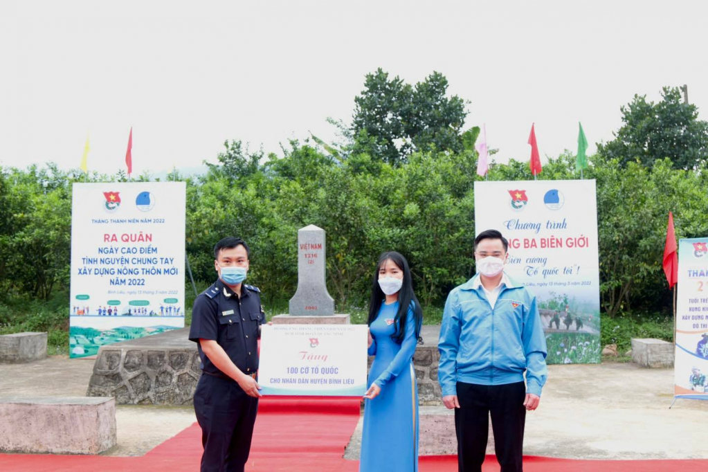 Tỉnh Đoàn tổ chức chương trình Tháng 3 biên giới trao tặng 100 lá cờ tổ quốc cho nhân dân huyện Bình Liêu.