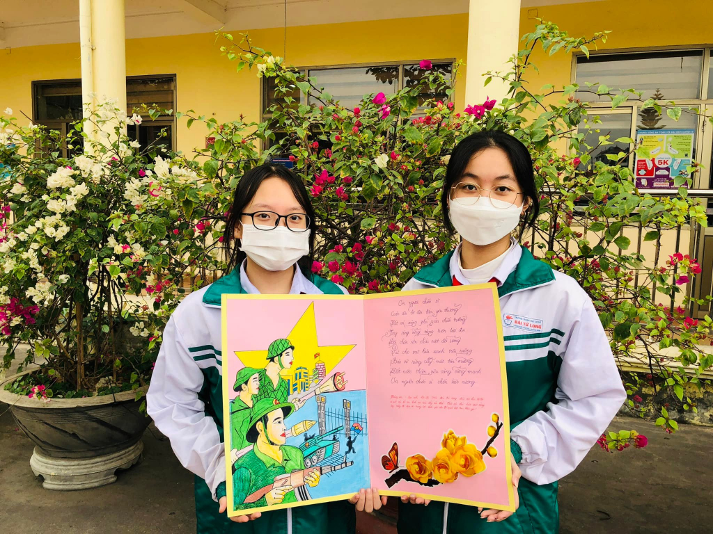 Học sinh Trường THCS Bái Tử Long (TP Cẩm Phả) làm những tấm thiệp chúc Tết gửi CBCS biên phòng.