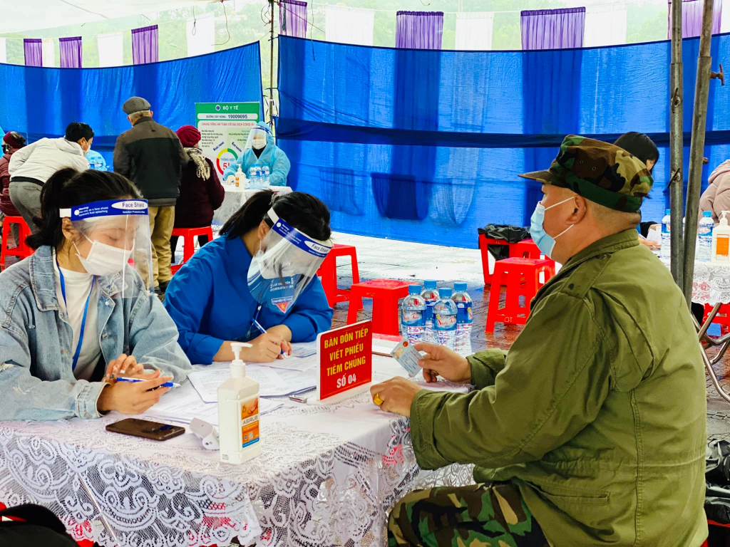 ĐVTN huyện Tiên Yên tham gia hỗ trợ công tác tiêm vắc-xin phòng Covid-19 trên địa bàn.