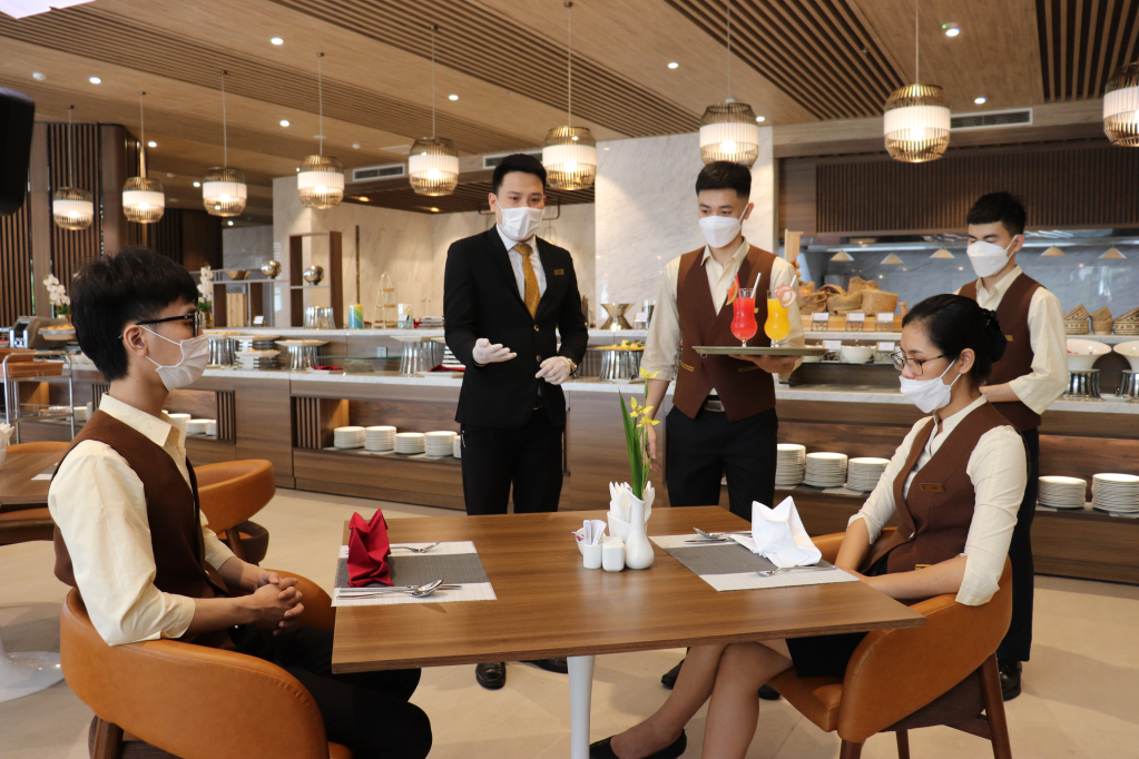 Khách sạn Mường Thanh Luxury Hạ Long Centre đào tạo nhân viên bải bản để đảm bảo chất lượng dịch vụ tốt nhất. 