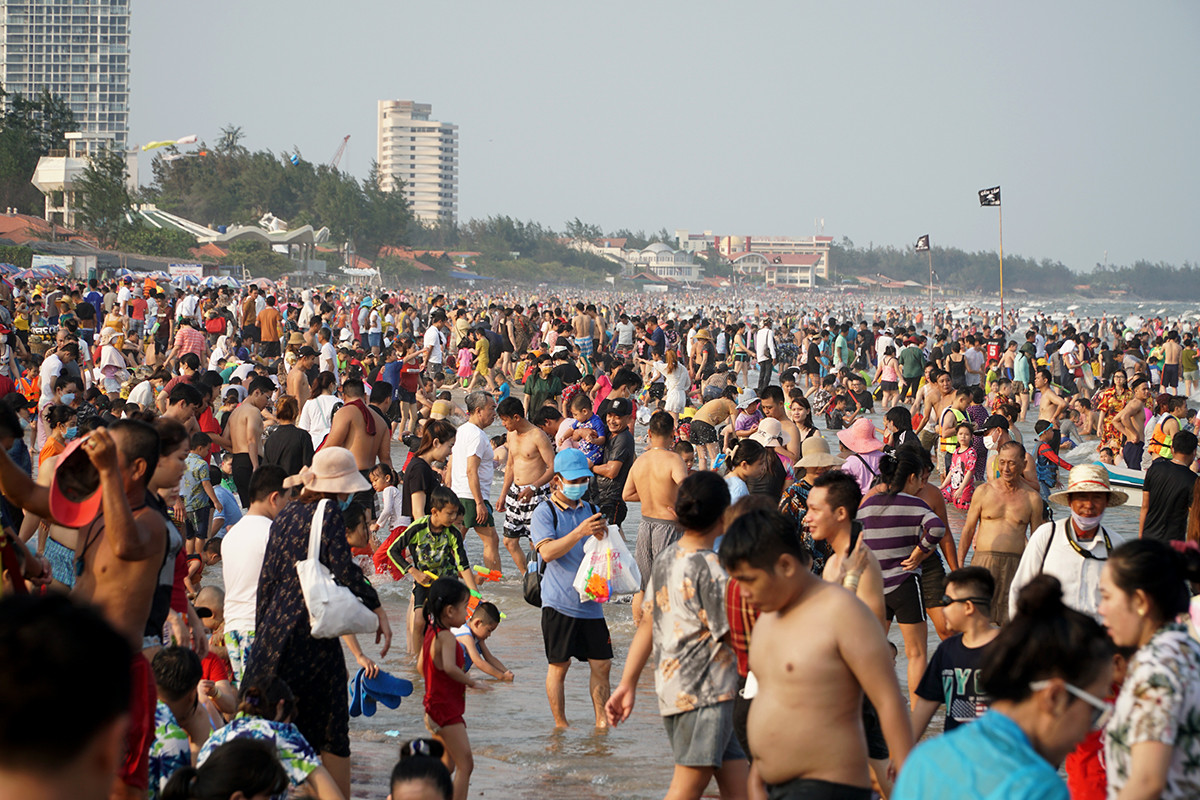 Tourist hotspots overrun by weekend holiday crowds