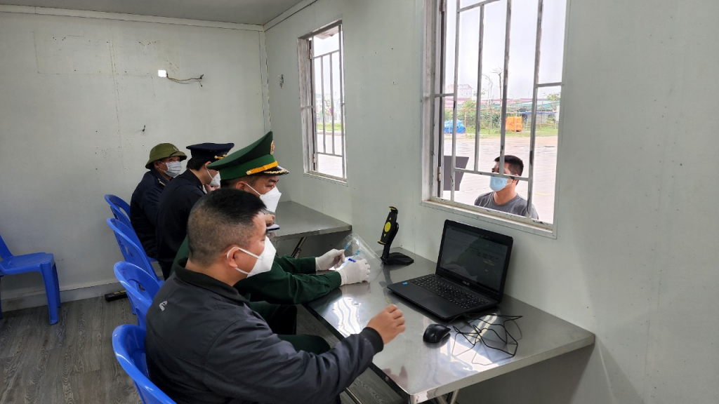 Giám sát khai báo y tế trước khi vào làm thủ tục tiếp theo tại Lối mở cầu phao Km 3,4 Hải Yên - Cảng ICD Thành Đạt. 