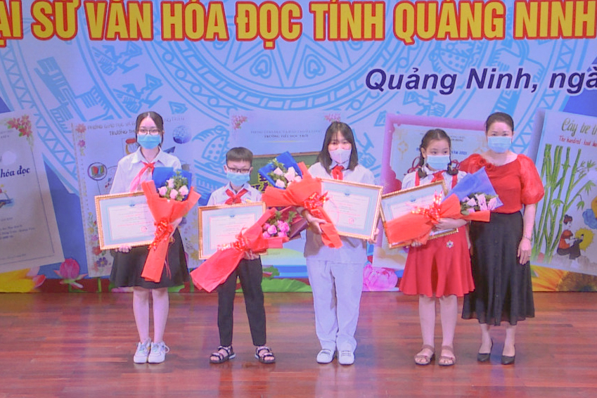 Ban Tổ chức cuộc thi Đại sứ văn hóa đọc tỉnh Quảng Ninh năm 2021 trao giải cho các thí sinh đoạt giải. Ảnh: Phạm Học
