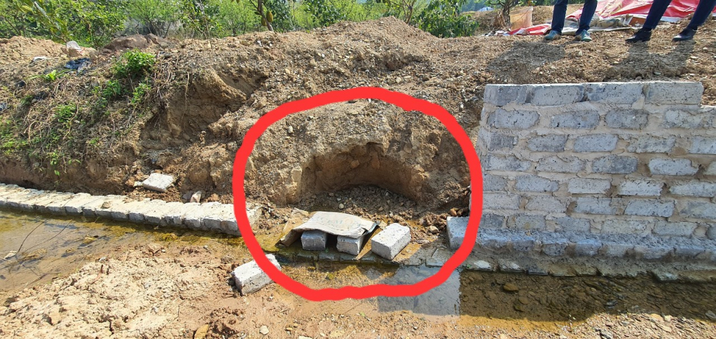 Vị trí phát hiện trống đồng ngay bên bờ suối nhỏ, cách di tích - danh thắng núi Mằn khoảng 400m về phía đông.