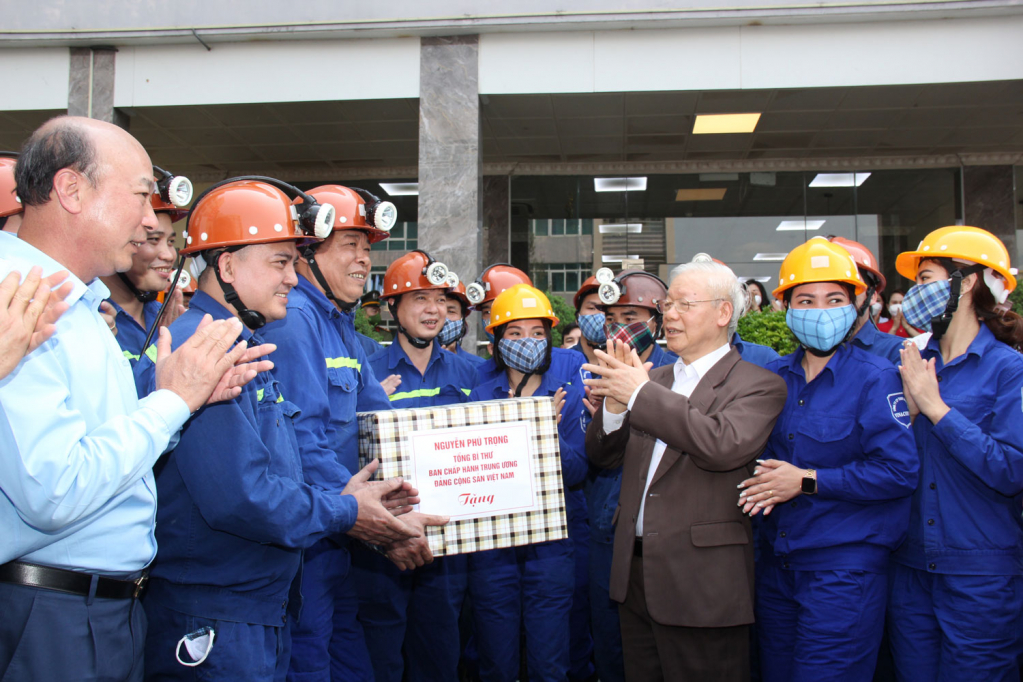 ổng Bí thư Nguyễn Phú Trọng tặng quà cho công nhân, cán bộ Công ty CP Than Vàng Danh