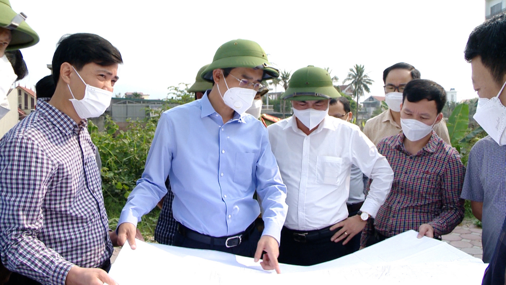 Đồng chí Phạm Văn Thành, Phó Chủ tịch UBND tỉnh chỉ đạo tiến độ GPMB đường ven sông, đoạn qua thị xã Đông Triều