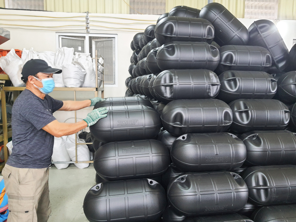 Sản xuất phao nổi HDPE ở HTX phát triển hầu sữa Vân Đồn.